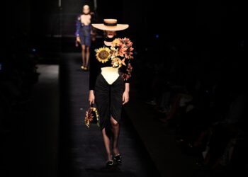 Nuevos diseños de Elsa Schiaparelli, en un desfile de modas en París. Foto: AFP.