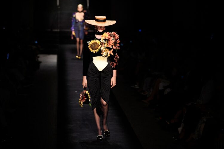 Nuevos diseños de Elsa Schiaparelli, en un desfile de modas en París. Foto: AFP.