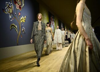 Muestra de diseños de la ucraniana Olesia Trofymenko. Foto: AFP.