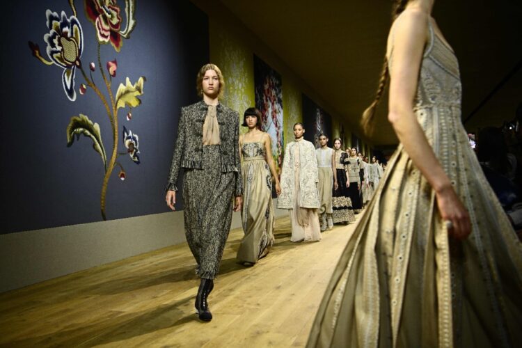 Muestra de diseños de la ucraniana Olesia Trofymenko. Foto: AFP.