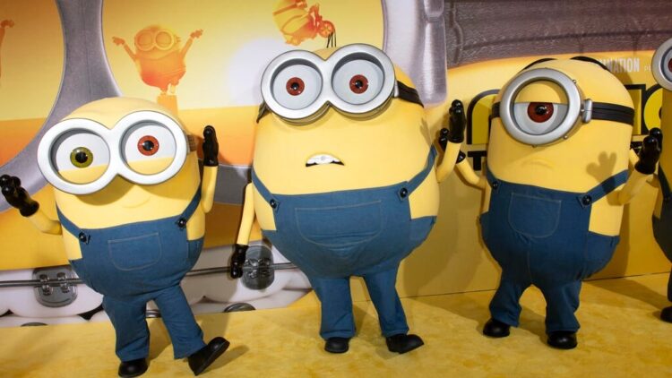 Los 'Minions' Bob, Otto y Stuart en el estreno de 'Minions 2: Había una vez Gru', el 25 de junio 2022 en Hollywood, California. Foto: AFP.