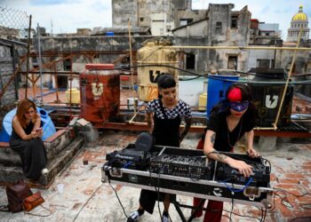 El dúo de mujeres Pauza mezcla sonidos en una azotea. Foto: AFP.