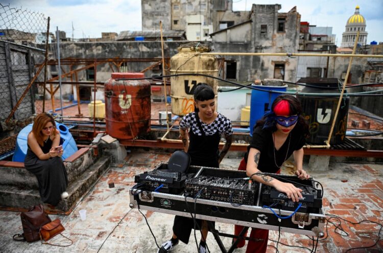 El dúo de mujeres Pauza mezcla sonidos en una azotea. Foto: AFP.
