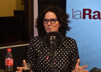 La cantautora argentina Dolores Solá, en el estudio de La Razón Radio. Foto: Rodwy Cazón.