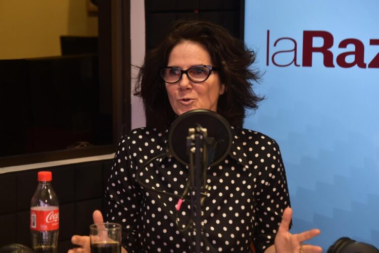 La cantautora argentina Dolores Solá, en el estudio de La Razón Radio. Foto: Rodwy Cazón.