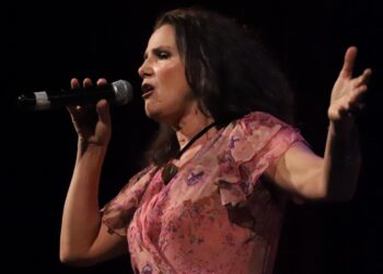 La cantante y actriz Dolores Solá. Foto: Teatro Roma.