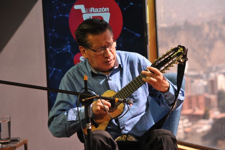Donato Espinoza interpreta 'Hotel California' en el estudio de La Razón. Foto: Oswaldo Aguirre.