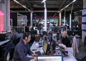 Periodistas trabajan en la sala de redacción de Dozhd, en Moscú, en septiembre pasado. Foto: Evgenia Novozhenina.