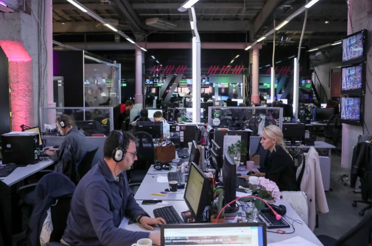 Periodistas trabajan en la sala de redacción de Dozhd, en Moscú, en septiembre pasado. Foto: Evgenia Novozhenina.