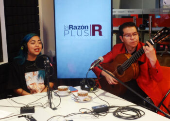 La cantante Kasandra Quispe y el músico Álvaro Ibáñez, en el estudio de La Razón Radio. Foto: Franklin Blanco.