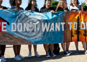 Jóvenes inquietos protestan ante la Casa Blanca contra el cambio climática durante una manifestación convocada el 24 de mayo de 2019 como parte de la campaña 'Viernes para el Futuro'. Foto: AFP.