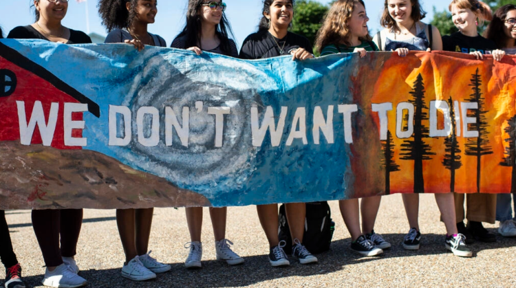 Jóvenes inquietos protestan ante la Casa Blanca contra el cambio climática durante una manifestación convocada el 24 de mayo de 2019 como parte de la campaña 'Viernes para el Futuro'. Foto: AFP.