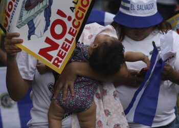 Manifestantes antigubernamentales marchan el Día de la Independencia en San Salvador, El Salvador, el jueves 15 de septiembre de 2022. Foto: Salvador Meléndez.