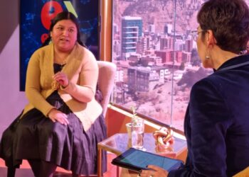 La directora del MUSEF, Elvira Espejo, en el estudio de La Razón. Foto: Rubén Atahuichi.