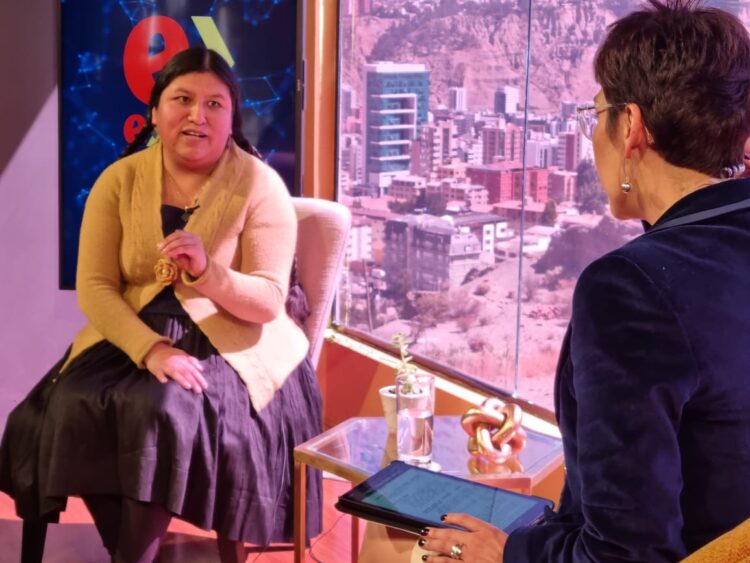La directora del MUSEF, Elvira Espejo, en el estudio de La Razón. Foto: Rubén Atahuichi.