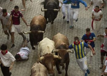 Participantes del último encierro en Pamplona, en la fiesta de San Fermín. Foto: AFP.