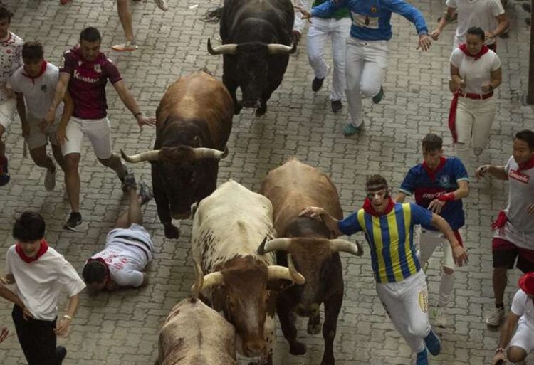 Participantes del último encierro en Pamplona, en la fiesta de San Fermín. Foto: AFP.