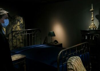 Una persona visita la recreación del dormitorio del escritor francés Marcel Proust (1871-1922), en el museo Carnavalet de la capital francesa. Foto: AFP.