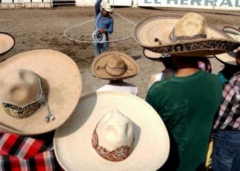 Un maestro enseña cómo lazar a sus alumnos de la escuela municipal de Charrería en Tlajomulco de Zúñiga, estado de Jalisco, México. Foto: AFP.