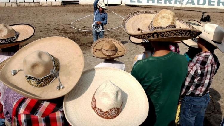 Un maestro enseña cómo lazar a sus alumnos de la escuela municipal de Charrería en Tlajomulco de Zúñiga, estado de Jalisco, México. Foto: AFP.