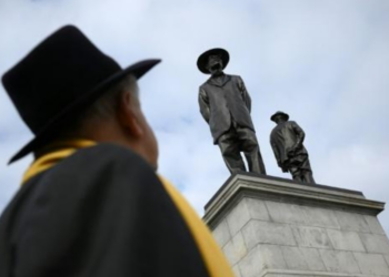 La escultura titulada 'Antílope' del artista nacido en Malawi Samson Kambalu (desde atrás) luego de su inauguración en el cuarto pedestal en Trafalgar Square en Londres. Foto: AFP.