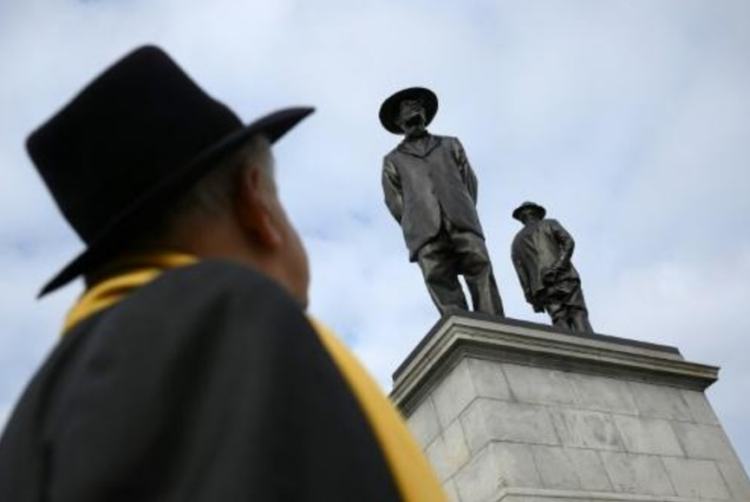 La escultura titulada 'Antílope' del artista nacido en Malawi Samson Kambalu (desde atrás) luego de su inauguración en el cuarto pedestal en Trafalgar Square en Londres. Foto: AFP.