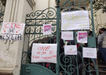 Carteles de protesta pegados en puertas de la Facultad de Humanidades de la UMSA, en la Casa Marcelo Quiroga Santa Cruz. Foto: Estudiantes Cine UMSA.