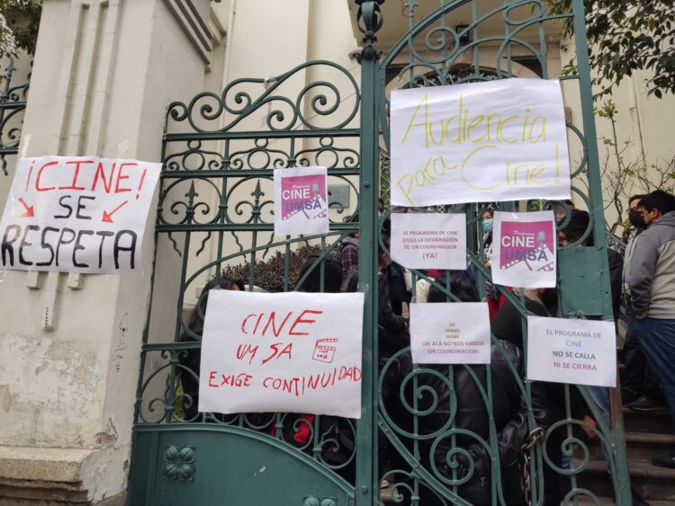 Carteles de protesta pegados en puertas de la Facultad de Humanidades de la UMSA, en la Casa Marcelo Quiroga Santa Cruz. Foto: Estudiantes Cine UMSA.