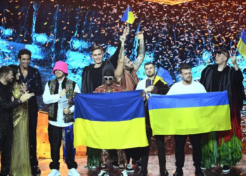 La banda ucraniana Kalush Orchestr celebra su victoria en el Eurovisión 2022. Foto: AFP.