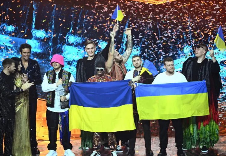 La banda ucraniana Kalush Orchestr celebra su victoria en el Eurovisión 2022. Foto: AFP.