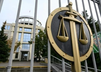 La verja de entrada al tribunal de Moscú que condenó al experiodista Ivan Safronov, el 5 de septiembre de 2022 en la capital rusa. Foto: AFP.