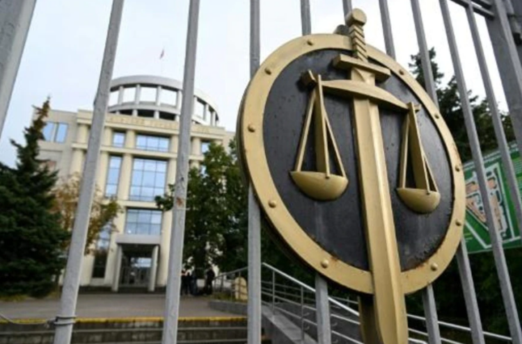 La verja de entrada al tribunal de Moscú que condenó al experiodista Ivan Safronov, el 5 de septiembre de 2022 en la capital rusa. Foto: AFP.