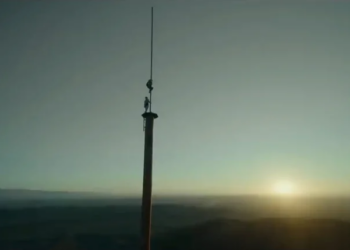 Las actrices se desenvuelven en una locación aterradora, una torre de 18 metros de altura en la cima de un acantilado en el desierto de Mojave. Foto: AFP.
