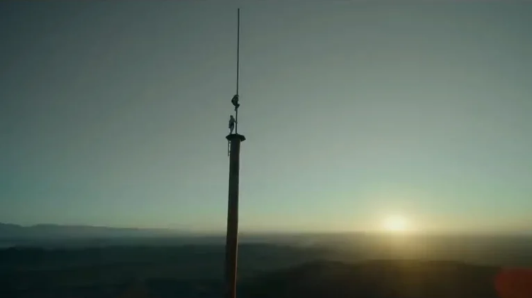 Las actrices se desenvuelven en una locación aterradora, una torre de 18 metros de altura en la cima de un acantilado en el desierto de Mojave. Foto: AFP.