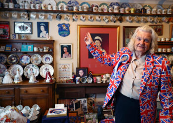 Margaret Tyler, sus miles de objetos relacionados al reinado de Isabel II. Foto: AFP.