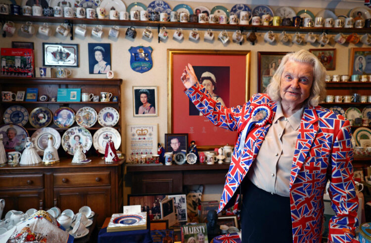 Margaret Tyler, sus miles de objetos relacionados al reinado de Isabel II. Foto: AFP.