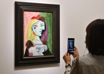 Una mujer toma una foto de una pintura de Pablo Picasso en la feria de arte Frieze Seúl. Foto: AFP.