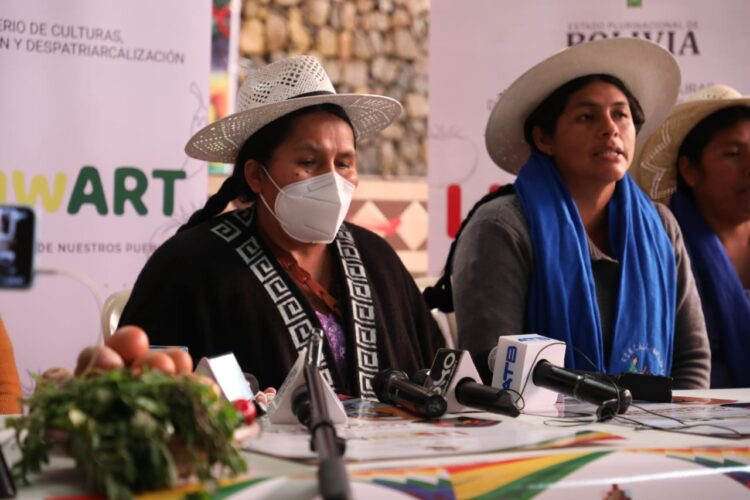 La ministra de Culturas, Sabina Orellana, en la presentación del festival 'LlaqwART 2022', en Cochabamba. Foto: ABI.