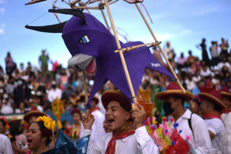 Habitantes del municipio de Tonalá, Jalisco, recrean con danza la resistencia de indígenas contra la conquista española. Foto: AFP.
