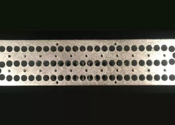 Un nuevo experimento de 'flauta cuántica' podría señalar el camino hacia una nueva tecnología cuántica. Los agujeros crean diferentes longitudes de onda, similares a las 'notas' de una flauta, que pueden usarse para codificar información cuántica. Foto: Schuster Lab.