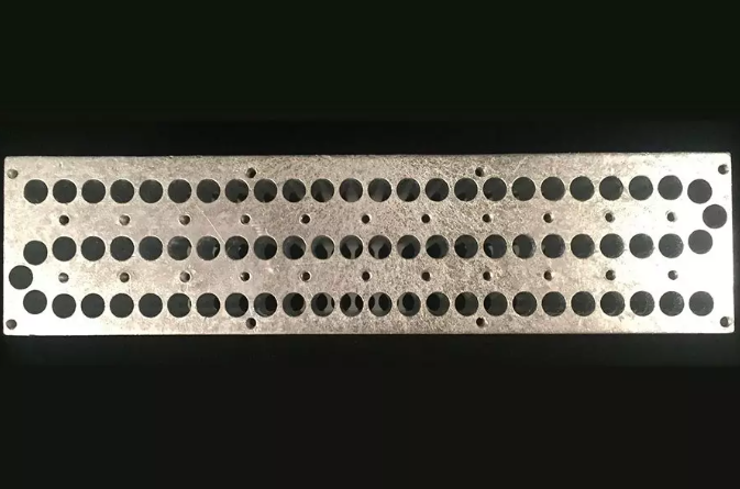 Un nuevo experimento de 'flauta cuántica' podría señalar el camino hacia una nueva tecnología cuántica. Los agujeros crean diferentes longitudes de onda, similares a las 'notas' de una flauta, que pueden usarse para codificar información cuántica. Foto: Schuster Lab.