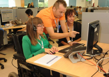 Personas con discapacidad se forman en nuevas tecnologías con Fundación Once. Foto Fundación Once.