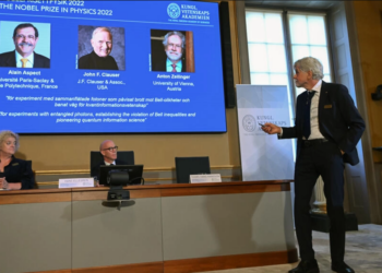 El entrelazamiento cuántico probado por los ganadores del Nobel de Física 2022, (de izq. a der.) el francés Alain Aspect, el estadounidense John Clauser y el austriaco Anton Zeilinger. Foto: AFP.