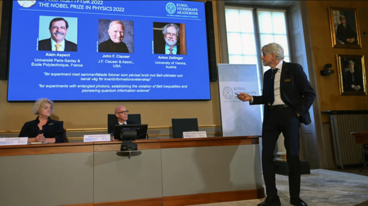 El entrelazamiento cuántico probado por los ganadores del Nobel de Física 2022, (de izq. a der.) el francés Alain Aspect, el estadounidense John Clauser y el austriaco Anton Zeilinger. Foto: AFP.