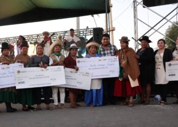 Los ganadores reciben los cheques simbólicos de parte de la Ministra de Culturas Sabina Orellana. Foto: Ministerio de Culturas.