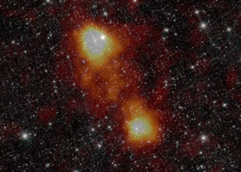 Gas medido por ACT+Planck (naranja-rojo) superpuesto sobre dos galaxias observadas por el Wide-field Infrared Survey Explorer (WISE). Un filamento de la red cósmica los conecta. Foto: Act Collaboration.