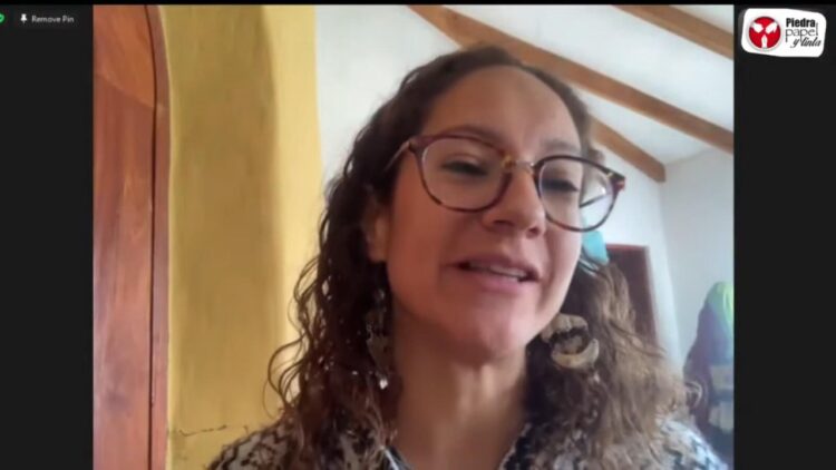 La directora del Festival Kolibrí, Geraldine Ovando, en el contacto virtual con Piedra, Papel y Tinta. Captura: La Razón.