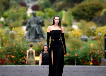 La modelo italiana Vittoria Ceretti desfila para Givenchy durante la Semana de la Moda de París, el 2 de octubre de 2022. Foto: AFP.