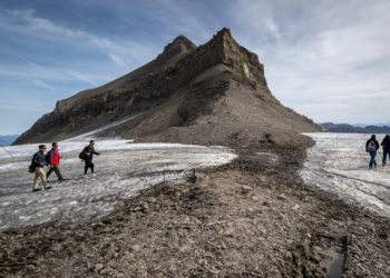 Turistas caminan por el paso Tsanfleuron, en Suiza, uno de los glaciares libre del hielo que lo ha cubierto por al menos 2.000 años. Foto: AFP.