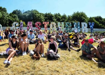 Asistentes acampan en el festival de Glastonbury. Foto: AFP.